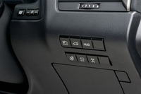 運転席右前のインストゥルメントパネルには、アダプティブハイビームシステムやヘッドアップディスプレイなどのオン／オフボタンが並ぶ。