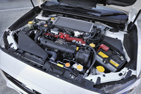 「WRX STI」に搭載される「EJ20」型2リッター水平対向4気筒ターボエンジン。最高出力308ps、最大トルク43.0kgmを発生する。