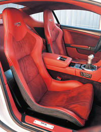 カーボンシェルの軽量バケットシート（スライドとシートごと角度調整のみ可能）は無償オプション。これを選べばさらに20kgの軽量化が可能というが、人によっては肩まわりが窮屈でシフト操作に影響するかもしれない。