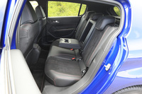 6：4分割可倒式のリアシート。中央には2つのカップホルダーを備えたアームレストが備わる。