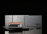 単品販売はなくセットで販売される。デッキ＋アンプ2台のセットは36万7500円。
