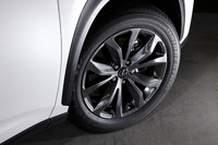 “Fスポーツ”専用デザインの18インチアルミホイール。
    