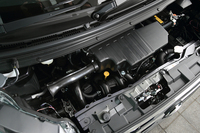 最高出力64ps、最大トルク10.0kgmを発生する660cc直3 DOHC ターボエンジン。燃費は22.2km/リッター（JC08モード）となる。
    