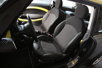 コクピットは、ガソリンを動力源とする「MINI」となんら変わらない。