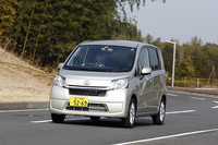 足まわりはショックアブソーバーやスプリングなどの細かなチューニングに加え、全車にフロントスタビライザーとローダウンサスが標準装備となった。ローダウンサスの採用は、車高を落とすことで空気抵抗を軽減し、燃費の改善につなげる目的もあったという。