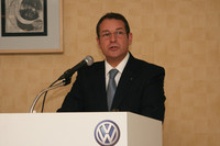 都内のホテルで記者会見を行うドリザス社長。