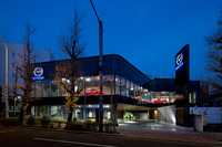 マツダブランドの発信・体験拠点としてリニューアルされた関東マツダ目黒碑文谷店。