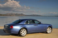 サイドから見ると、その長さが目を引く「ゴースト」だが、「ファントム」に比べれば436mmも短い。ちなみに幅は42mm狭く、高さは105mm低い。