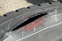 サイドウォールにぱっくり開いた亀裂。