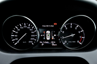 速度計（左）の表示は240km/hまで。エンジン回転計（右）のレッドゾーンは6800rpmから。
    