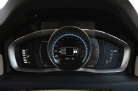 ウイング型のメーターパネルは、そのほとんどが液晶表示部になっている。モード切り替えにより、グラフィックを変更できる。（写真をクリックすると表示バリエーションが見られます）
    