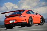 
	「911 GT3」のさらなる高性能バージョンである「911 GT3 RS」。より高められた動力性能に加え、サーキットのピットレーンを走る際に使う速度制限機能など、モータースポーツでの使用を想定した装備も特徴となっている。
	