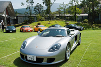 「カレラGT」のバックに「911」が並ぶ。ナインイレブンは、どうやら走り屋系（？）のクラブのようだ。