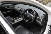 アルミニウムとフィギュアドエボニーを組み合わせたパネル類で飾られるインテリア。運転席の電動調節機構は16ウェイで、シートヒーター＆クーラーも完備。