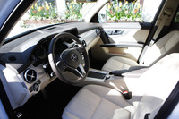 ダッシュパネルにはアルミニウムトリムを採用、シルバーのエアコン吹き出し口が配される。