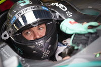 前戦オーストリアGPでハミルトンを打ち負かしたニコ・ロズベルグだったが、予選でまたしてもハミルトンにポールを奪われ、決勝では2番グリッドからのスタートで一気に4位まで落ちた。抜きにくいシルバーストーンで苦しい戦いを強いられたが、レース後半、雨で滑りやすくなった状況でウィリアムズの2台をオーバーテイクし、2位でフィニッシュ。ハミルトンとのポイント差は10点から17点に広がった。（Photo=Mercedes）
    