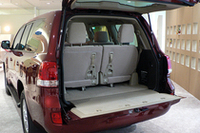 上下分割開閉式のテールゲート。3列8人乗りのシートは、2列目に6：4のタンブル機能付き。3列目は左右に跳ね上げることで、さまざまなシートアレンジができる。

