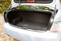 バッテリーの搭載などにより、荷室容量は「アスリート」の524リッターから、376リッターに縮小。