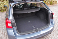 荷室の容量（5人乗車時）は、予備の収納スペースを含め522リッター。「レガシィツーリングワゴン」と同等以上の空間が確保される。
    