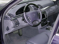 インパネに、アルカンタラが貼られる。