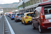 パレードラン「オール・ルノー・ラン」にて、ピットレーンにてコースインを待つ車列。よく見ると、「カングー」のユニークな派生モデル「カングー ビボップ」の姿が。