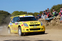 快走するアーバの「スズキ・スイフト」。