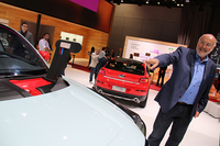 給電装置のリッド位置を示すヒルデブラント氏。