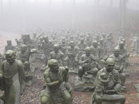 霧の中の五百羅漢像。八十八カ所の寺院の中で、標高900mと一番高いところにある雲辺寺で。
