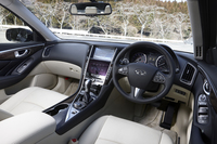 インテリアにおいては、“囲まれ感のある運転席”と“解放感のある助手席”が、デザイン上のポイント。
    