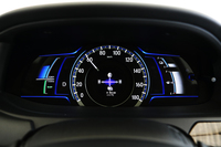 ハイブリッドシステムのエネルギーフローは、メーター内のディスプレイやナビ画面で確認することができる。
    