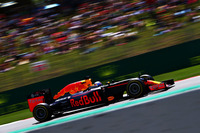 “ヤングスター”フェルスタッペンの加入で奮起したレッドブルのダニエル・リカルド（写真）は、フェルスタッペンを従えて予選3番手からトップへ。しかし作戦上不利な3ストップを選択したことと、残りわずかというところでパンクに見舞われたことで結果4位。3位ベッテルへ仕掛けたレイトブレーキング＆オーバーテイクは成功しなかったが見るものを沸かせた。（Photo=Red Bull Racing）