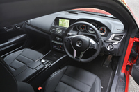 インテリアの様子。「Eシリーズ クーペ／カブリオレ」のなかでは、この「E350クーペ」に限り、ハンドル位置が左右から選べる。