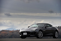 「ジャガーFタイプ S クーペ」には、写真の「アンモナイト」を含む14色のボディーカラーが用意される。