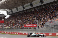 メルセデスのハミルトンは、2番グリッドという好位置をレースで生かせず5位完走。スタートで3位に落ち、第2スティントではタイヤのパフォーマンスが著しく低下するも、チームはスケジュール通りの2ストップを望んだためにペースが振るわず、ベッテル、グロジャンを追えずじまいだった。（Photo=Mercedes）