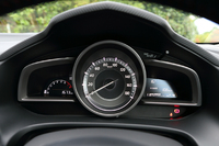 「15C」「15S」「20S」では中央が速度計となり、その左方に回転計が小さめに表示される。