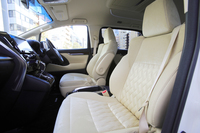 ダイヤモンドステッチが施されたファブリックと合成皮革のコンビシート。
    