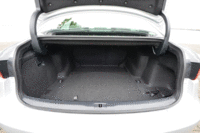 「IS300h“バージョンL”」の荷室。ハイブリッドシステムのバッテリーは荷室下に設置され、後席は6：4の分割可倒式となる。（クリックすると荷室のアレンジが見られます）