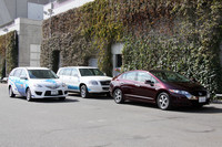 同乗体験に備えて待機する「ホンダFCXクラリティ」「トヨタFCHV-adv」「マツダ・プレマシーハイドロジェンREハイブリッド」。ほかにも数台が用意されていた。