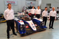 世界耐久選手権（WEC）に参戦する面々。写真右端は、トヨタの加藤光久副社長。
    