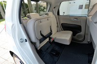 「N-ONE」は、「N BOX」や「フィット」などと同様、後席ではなく車体中央の床下に燃料タンクを配置する。おかげで後席の座面はチップアップでき、背の高い荷物の積載を可能とする。