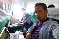 で、その機内はこんな感じ。確かに狭いけど、ガマンできないほどではない。
    