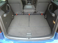 3列目を格納すると、フラットな荷室が拡がる。セカンドシートはダブルフォールディングに加え、3座を独立して取り外し可能。中央席のシートバック裏は、テーブルになる。