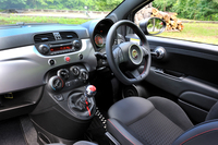 「500S」の内装色は黒のみ。赤いステッチが入った革巻きステアリングやグレーのインパネが室内をスポーティーに彩る。