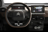 
	スピードメーターはデジタル式。ダッシュボードの中央には、7インチのタッチスクリーンが置かれる。ETG仕様の場合は、その下方にシフトセレクター（ボタン）が備わる。
	