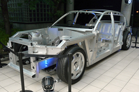 本邦初公開となった「ファントム」のアルミフレーム。
    