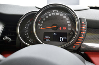 速度計はインパネ中央からステアリングコラム上へ移動した。260km/hまで記される。
