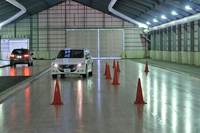 屋内のアイス路面でのテストの様子。発進／スラローム／ブレーキングの各項目で、旧モデルからの性能向上が体感できた。
    