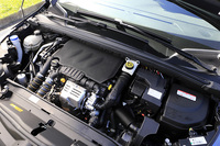 2015年9月の改良で搭載された1.2リッター直3ターボエンジン。130ps/5500rpmの最高出力と23.5kgm/1750rpmの最大トルクを発生する。