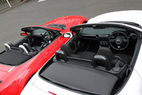 「タイトスポーツ」をキーワードにしたソフトトップモデルは、旧型（左）ではシルバー仕上げだったインパネやステアリングホイールのスポーク、シートバックガーニッシュなどを黒に近いダークグレー仕上げとしている。