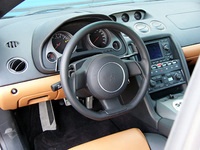 「e-ギア」仕様のインストゥルメントパネルまわり。センターコンソール中央の赤いスイッチがハザード。その右隣が、ESPのカットスイッチである。